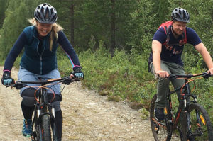 cykla-pa-skogsbilvag-fjallet