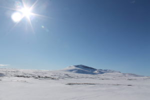 utsikt över snöklädda helags i strålande solsken