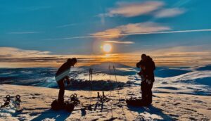 Topptur i solnedgång