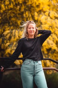 Porträtt av person framför gula träd
