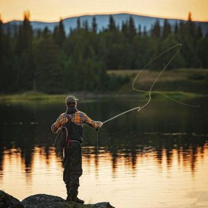 Person som flugfiskar i Borgafjäll under sommarkväll