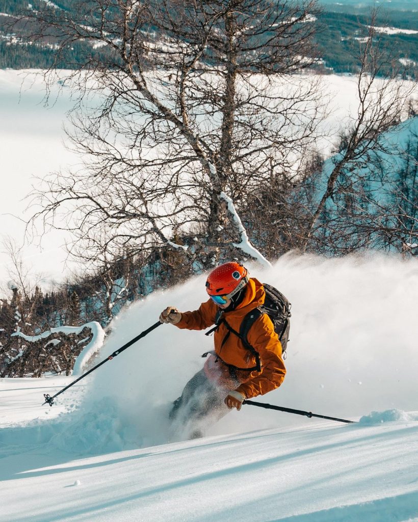 Puderåkning på skidor i natursnö i Borgafjäll