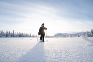 Person på topptur med splitboard i Borgafjäll i vinterlandskap