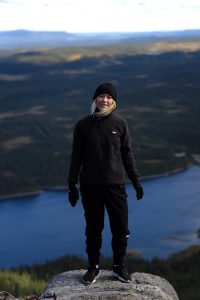 Person framför utsikt från vandring upp på Borgahällan
