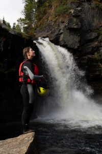 Person framför vattenfall i Borgafjäll