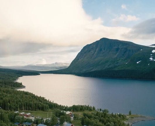 Vy över Borgasjön och hällan i Borgafjäll sommartid